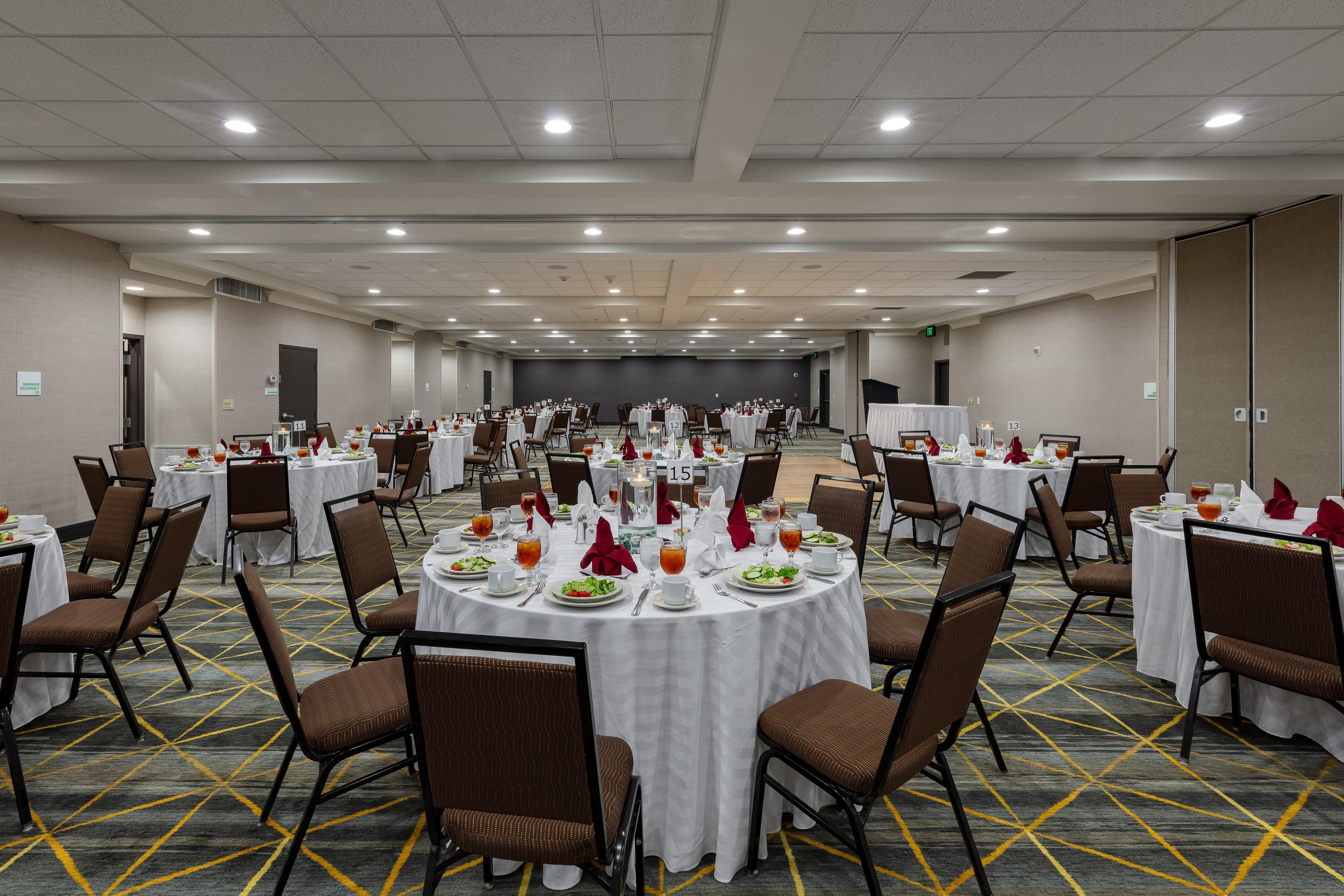 Holiday Inn & Suites Atlanta Airport North By Ihg College Park Exterior photo