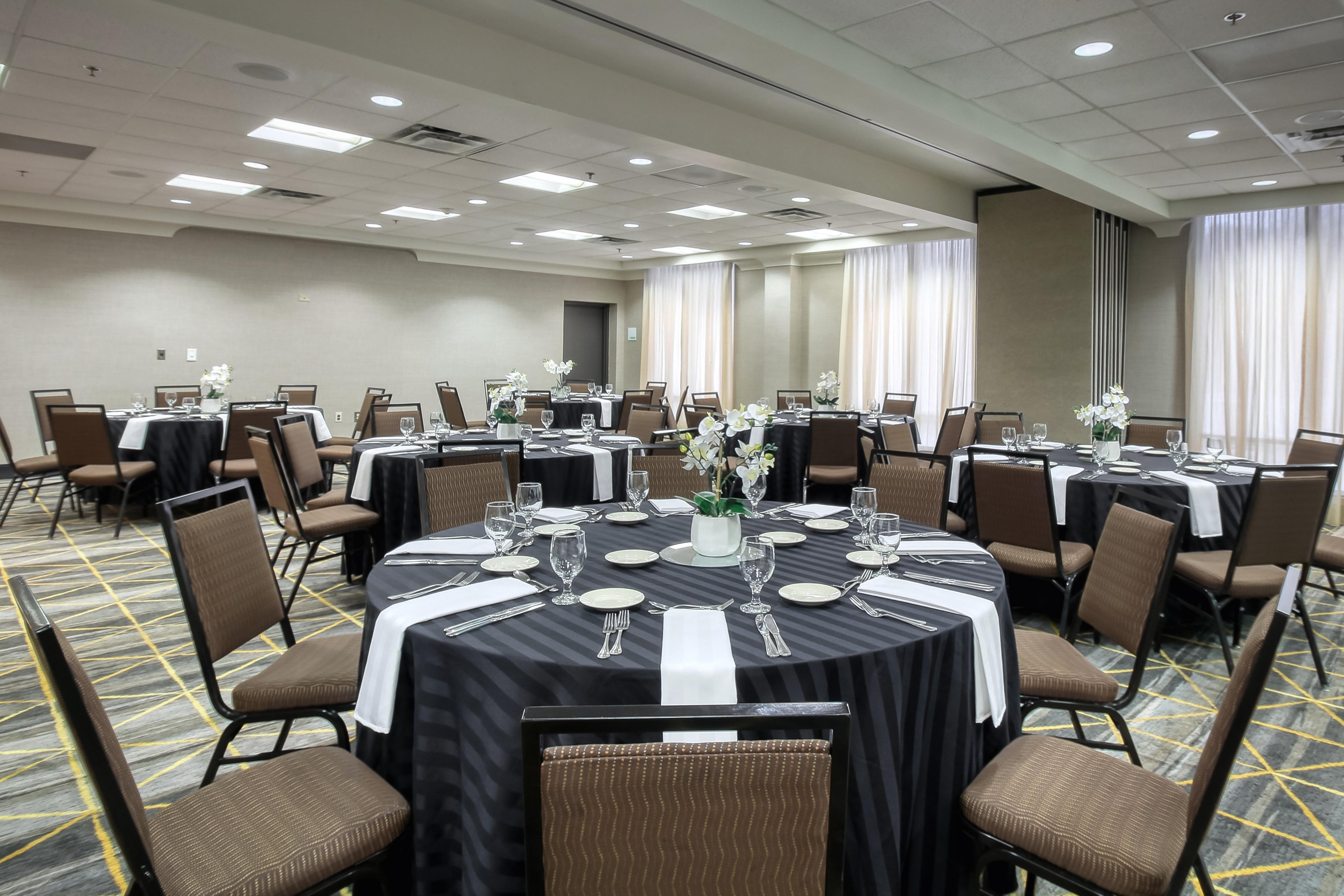 Holiday Inn & Suites Atlanta Airport North By Ihg College Park Exterior photo