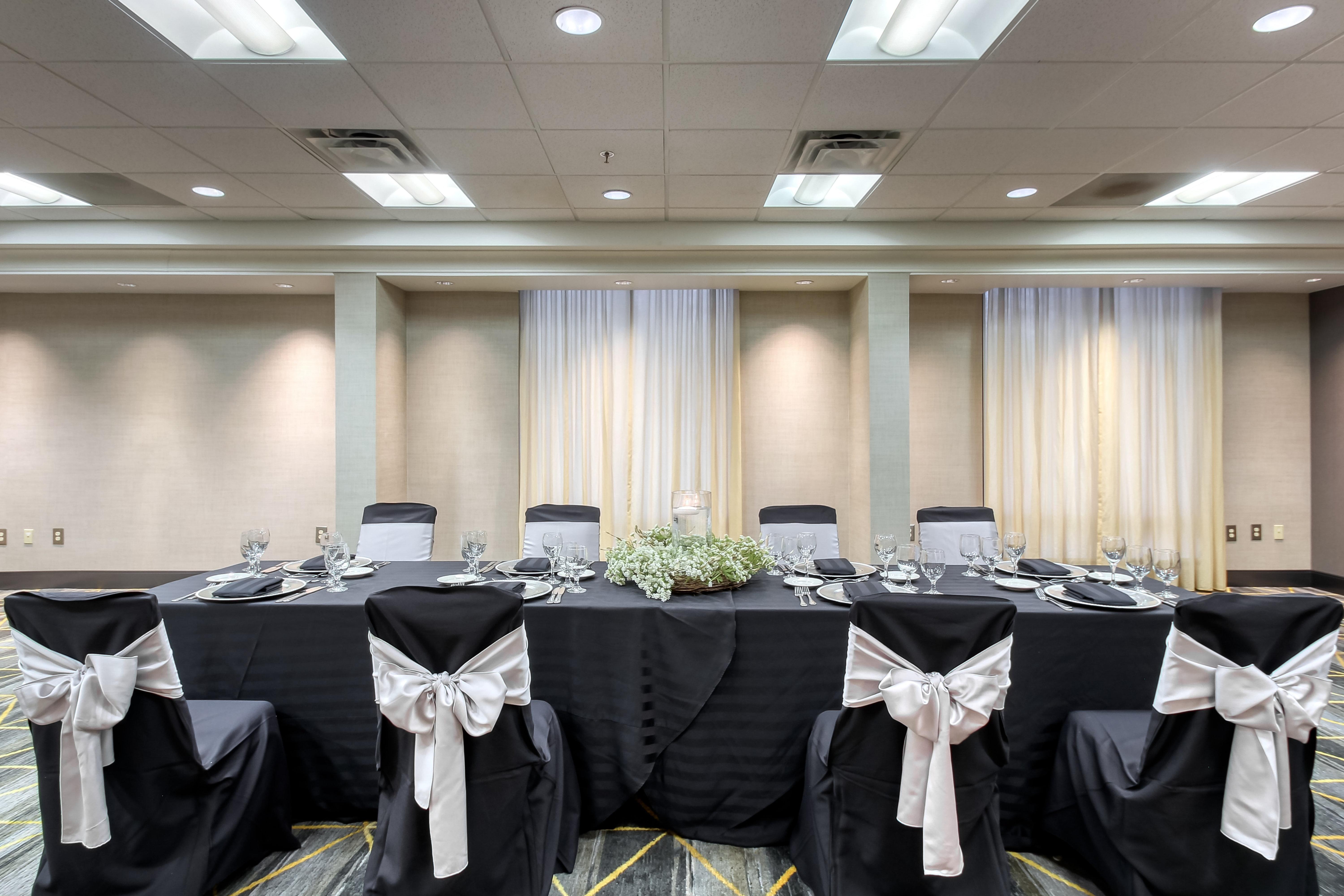 Holiday Inn & Suites Atlanta Airport North By Ihg College Park Exterior photo